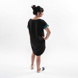 Femme de dos portant robe de nuit Grenade noire avec accent turquoise