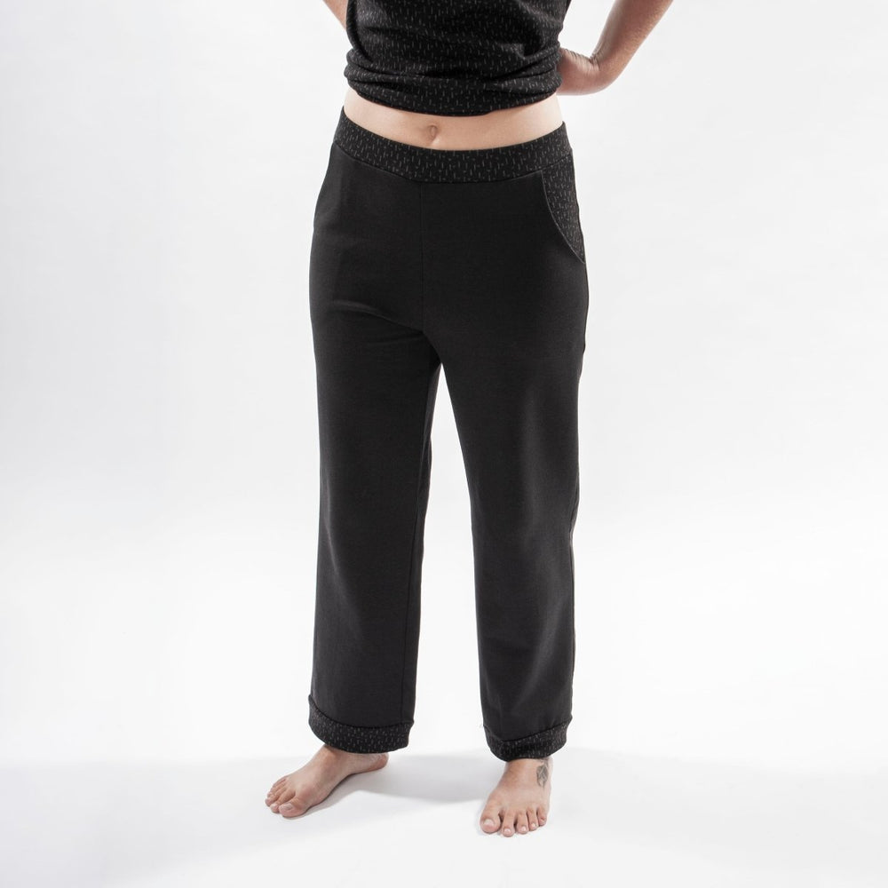 Femme debout portant des pantalons de détente Séville noirs